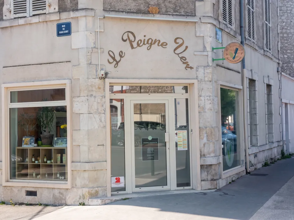 La devanture du salon Le Peigne Vert, au cœur d'Orléans
